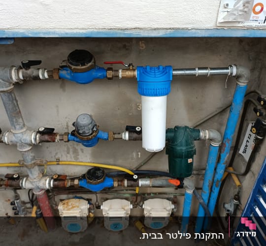 צנרת מים עם ברזים ומד מים כחול